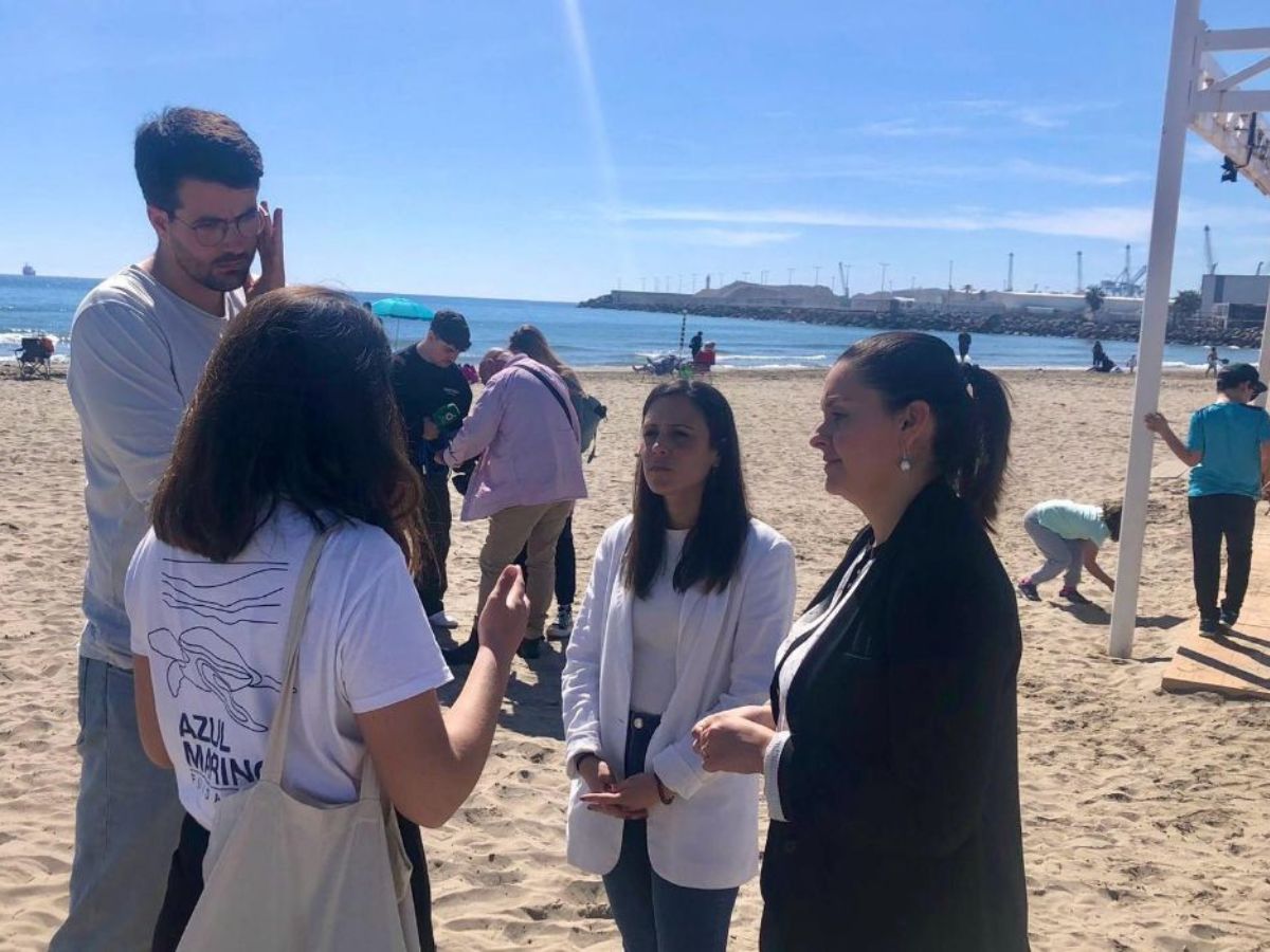 Limpieza colectiva de la playa del Pinar en el Grao de Castellón