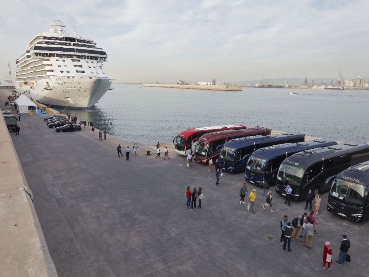 Llega a PortCastelló el crucero de lujo 'Seven Seas Splendor'