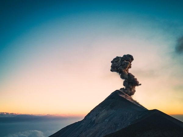 Muere una mujer tras caer al cráter de un volcán activo