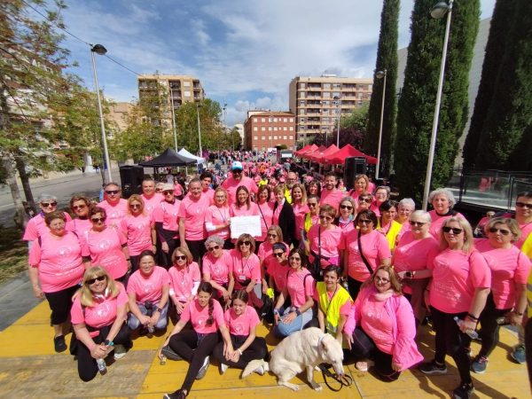 Multitudinaria Marcha contra el cáncer de mama en Almassora