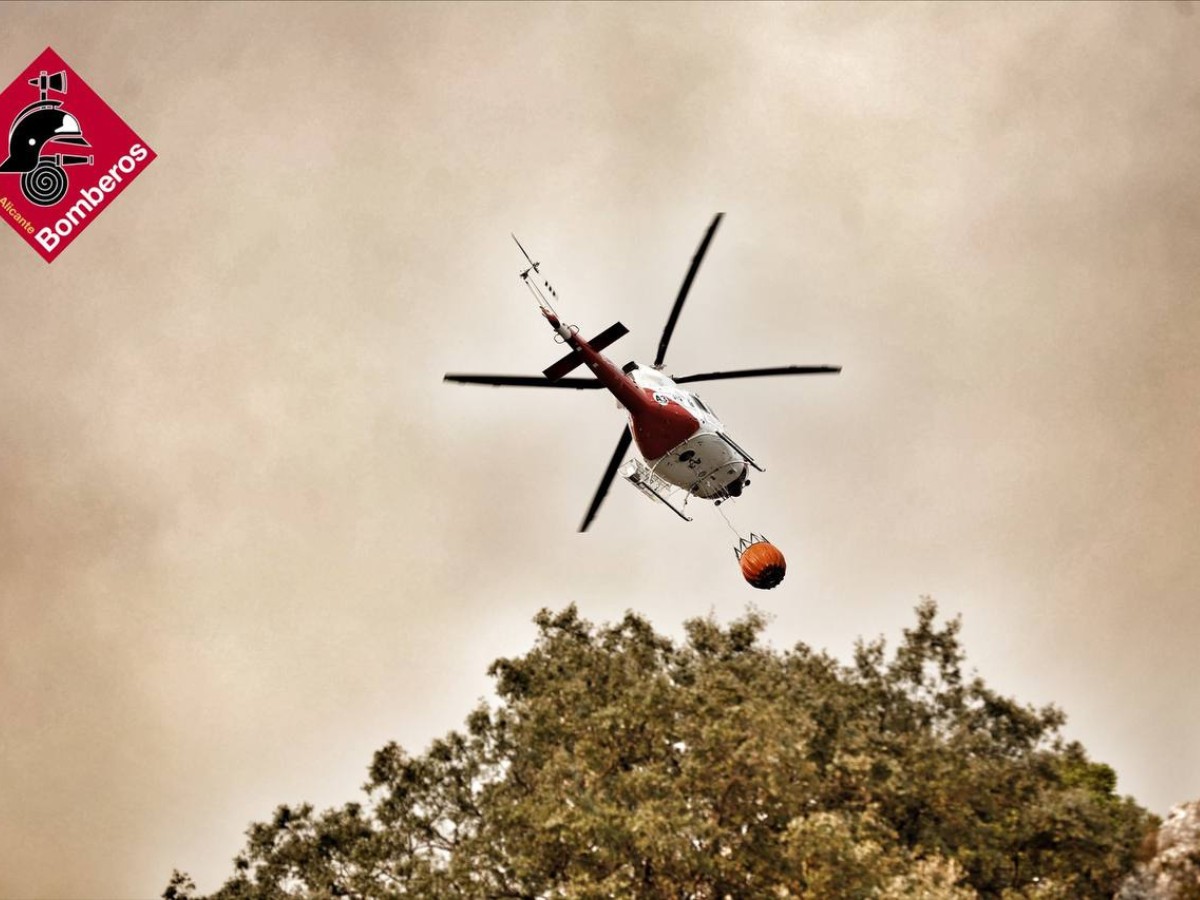 Noche complicada en el incendio de Tàrbena que sigue activo