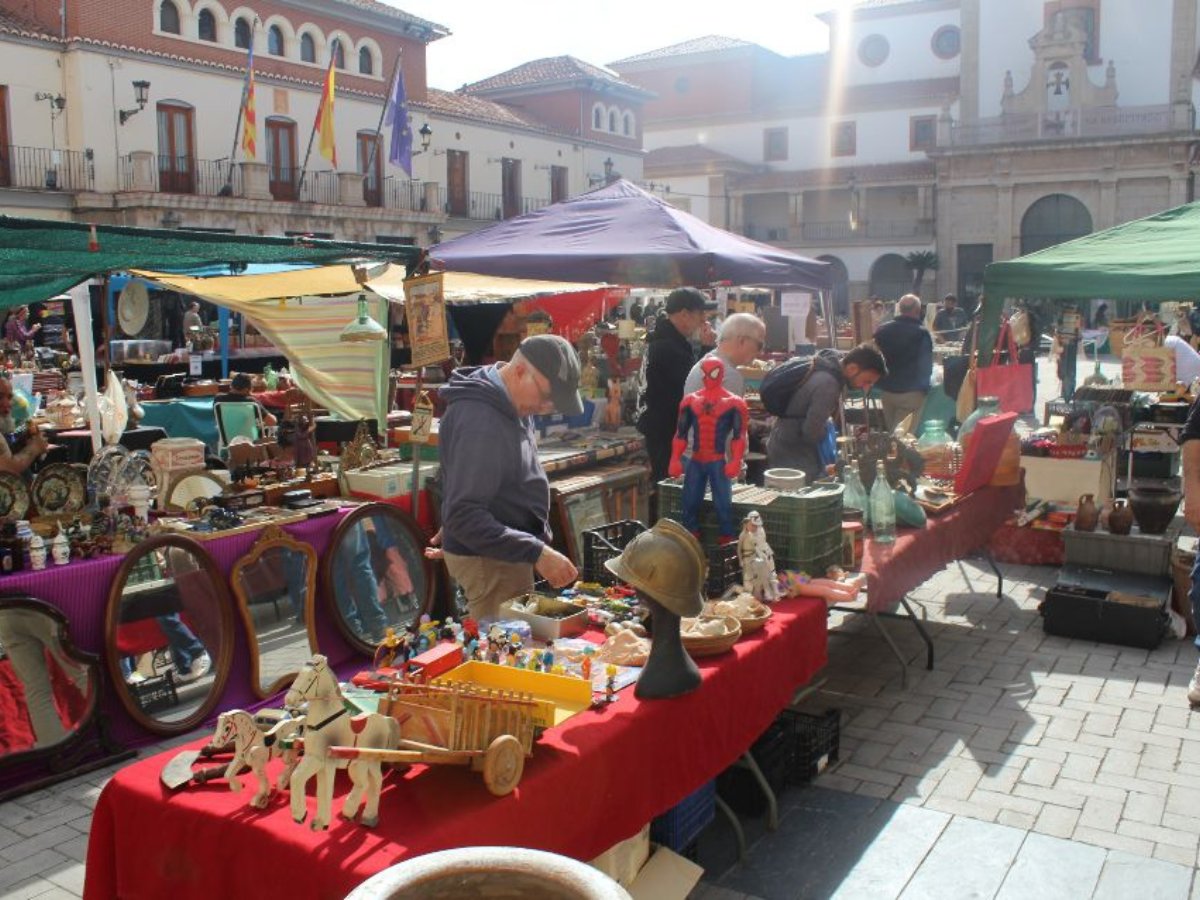 Nules celebra la Feria del Libro y la de Antigüedades y Coleccionismo