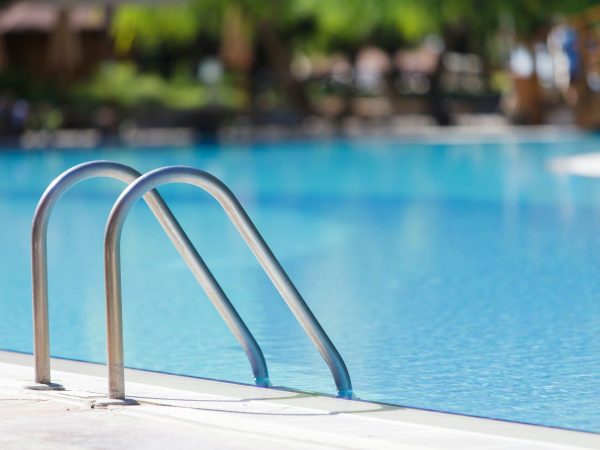 Mejoras en el campo de fútbol y la piscina de Vila-real