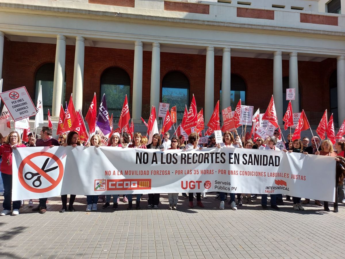 Los Sanitarios protestan contra medidas ‘nefastas’ del conseller Marciano Gómez