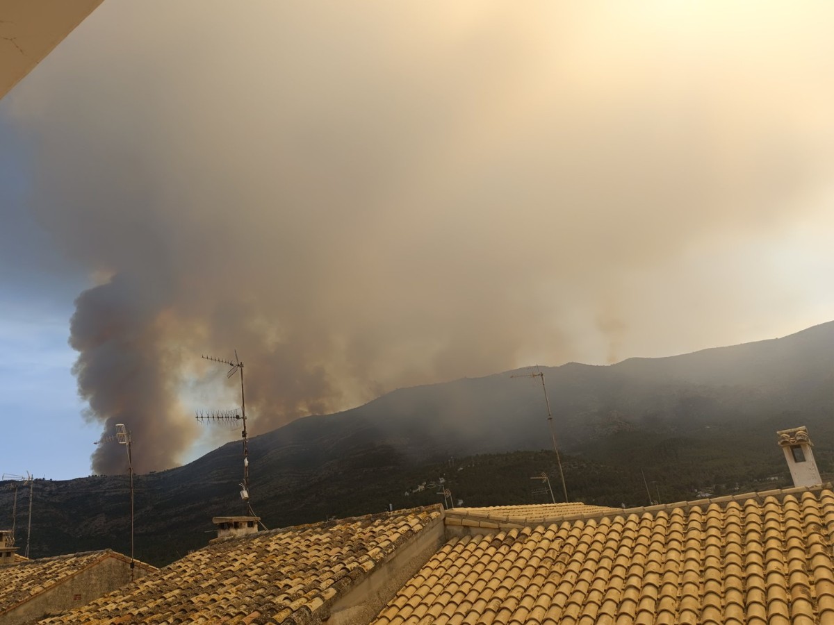 Se descontrola un incendio forestal en Tàrbena y se activa la UME