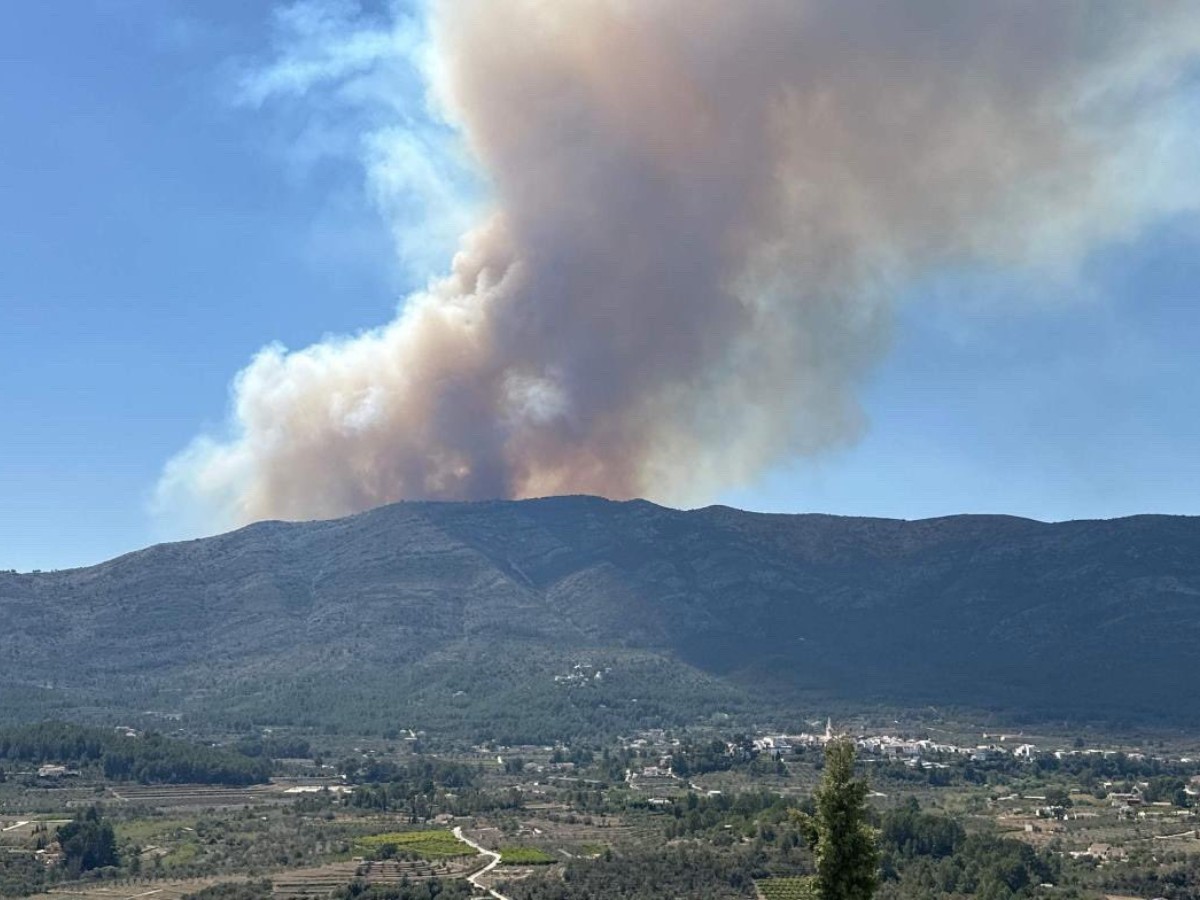 Se descontrola un incendio forestal en Tàrbena y se activa la UME