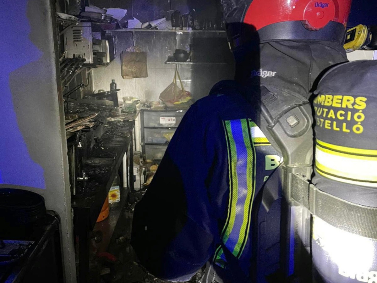 Un incendio en un bar de Vinaròs estuvo a punto de arrasar con todo Bomberos 2