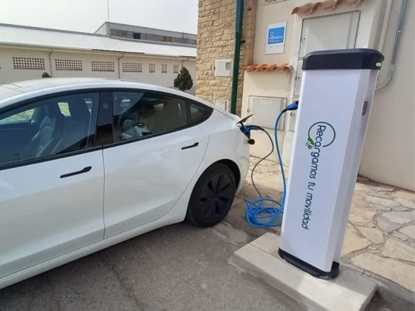 Vilafranca ya tiene un punto para recarga de vehículos eléctricos