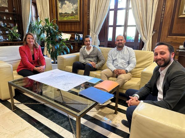 Voulgaris se reúne en el Ayuntamiento para tratar la cesión del Castalia