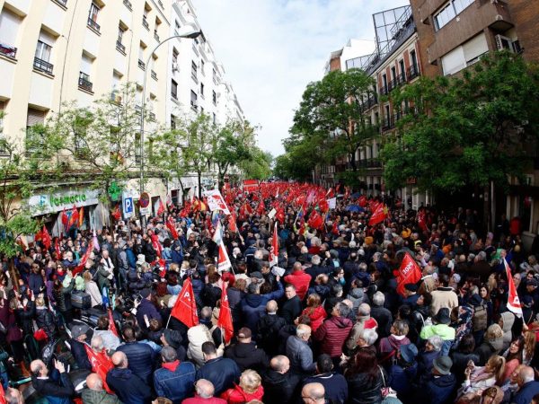 Movilización masiva en Ferraz para respaldar a Pedro Sánchez