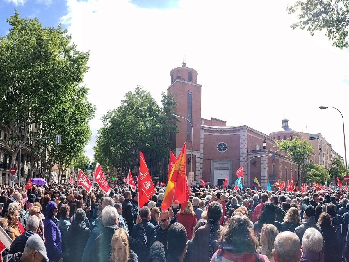 Militantes y simpatizantes del PSOE inundan Ferraz pese a la lluvia para trasladar su apoyo a Pedro Sánchez.