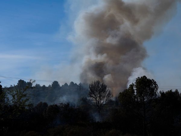 Los bomberos continúan trabajando en el incendio de Cabanes