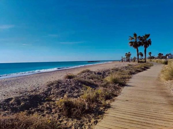 Almassora renueva su bandera azul en la playa de Benafelí