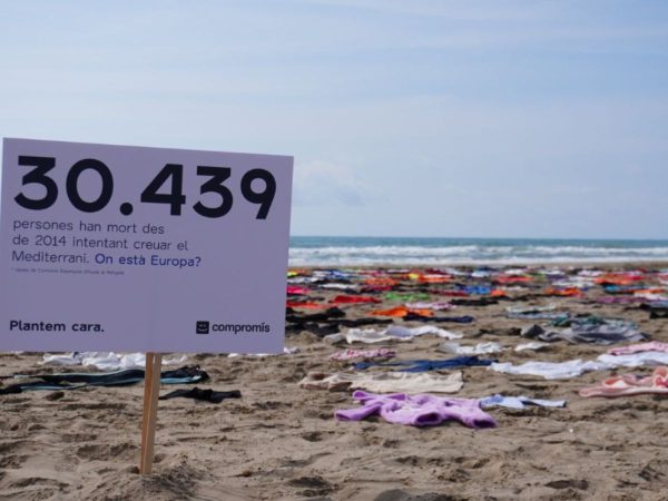 Aparecen mas de 600 camisetas en la playa del Gurugú de Castellón