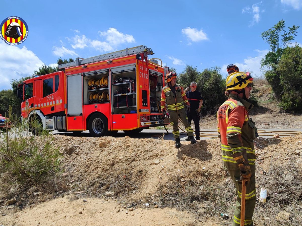 A las 13:07 horas se ha dado por estabilizado y se continúa trabajando para controlar el incendio.