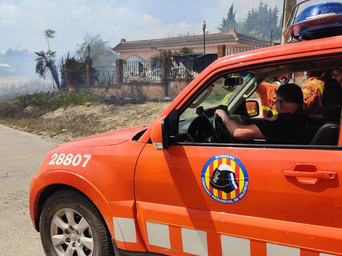 Bomberos trabajan en el incendio forestal declarado en Torrent