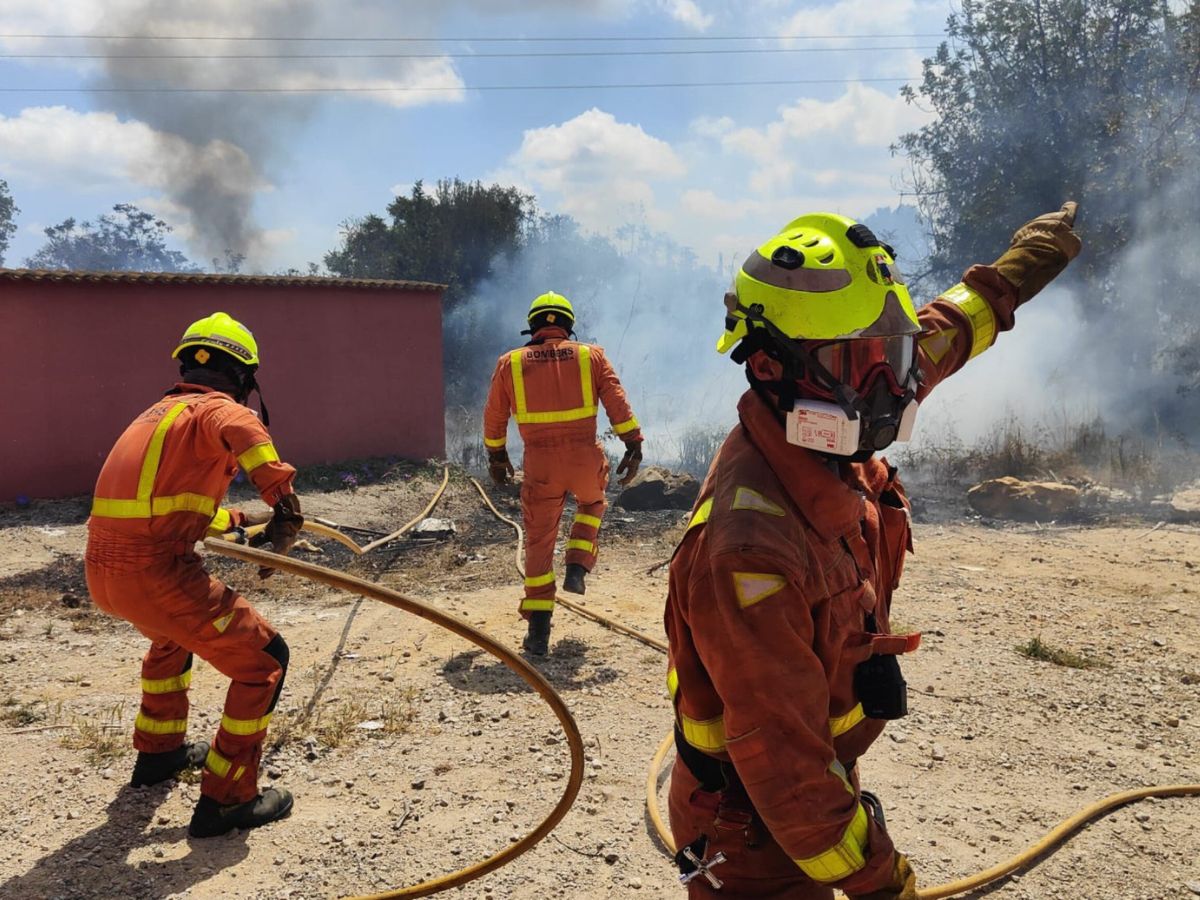 A las 13:07 horas se ha dado por estabilizado y se continúa trabajando para controlar el incendio.