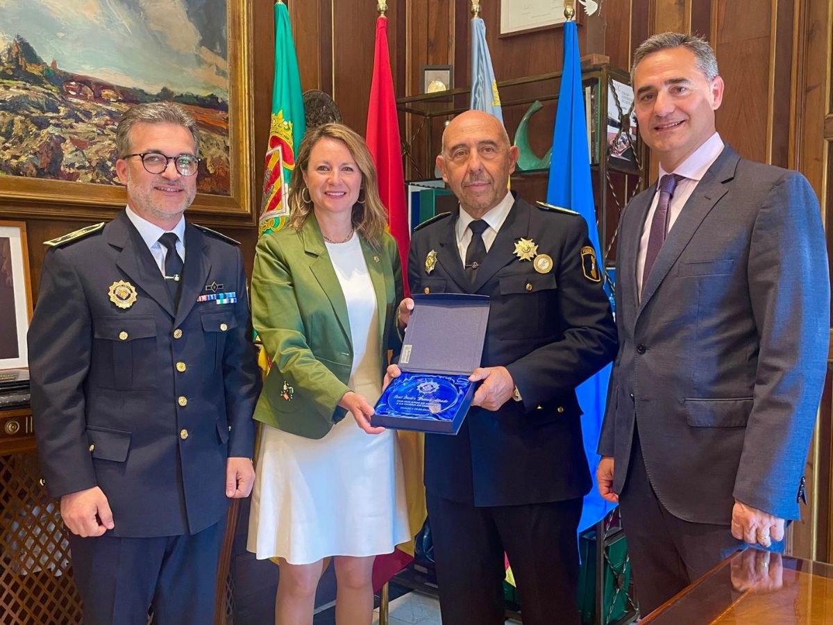 Castellón reconoce al intendente de la Policía Local en su jubilación