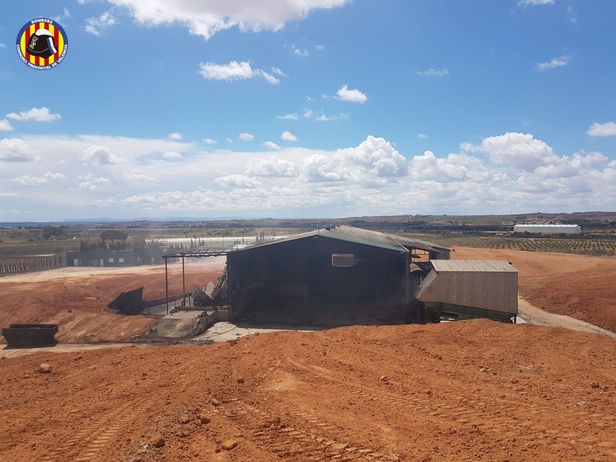 La investigación sobre el incendio en la planta de reciclaje, ocurrido el pasado 15 de abril y que se mantuvo activo hasta este jueves, sigue en curso.
