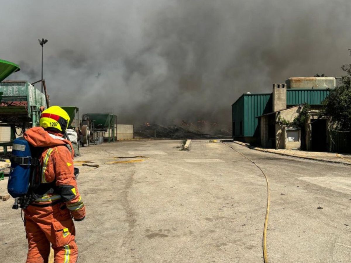 Dan por extinguido el incendio de la planta de reciclaje de Requena