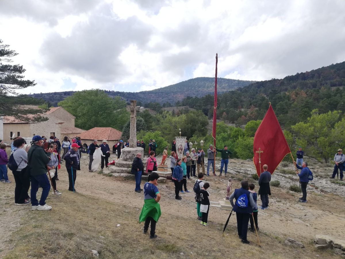 Durante el recorrido, se pasan por lugares de gran interés cultural, patrimonial y paisajístico, como la Ermita de Sant Antoni o la Font de l'Espino.