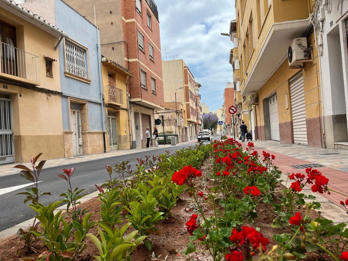 El Raval San Félix estrena zonas ajardinadas y mobiliario urbano