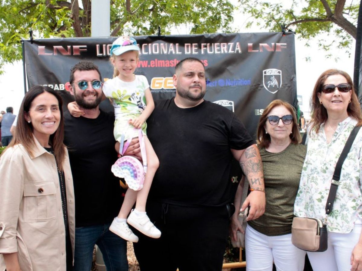 Roberto Perelló consigue batir el récord de fuerza arrastrando dos camiones de cerca de 35 toneladas