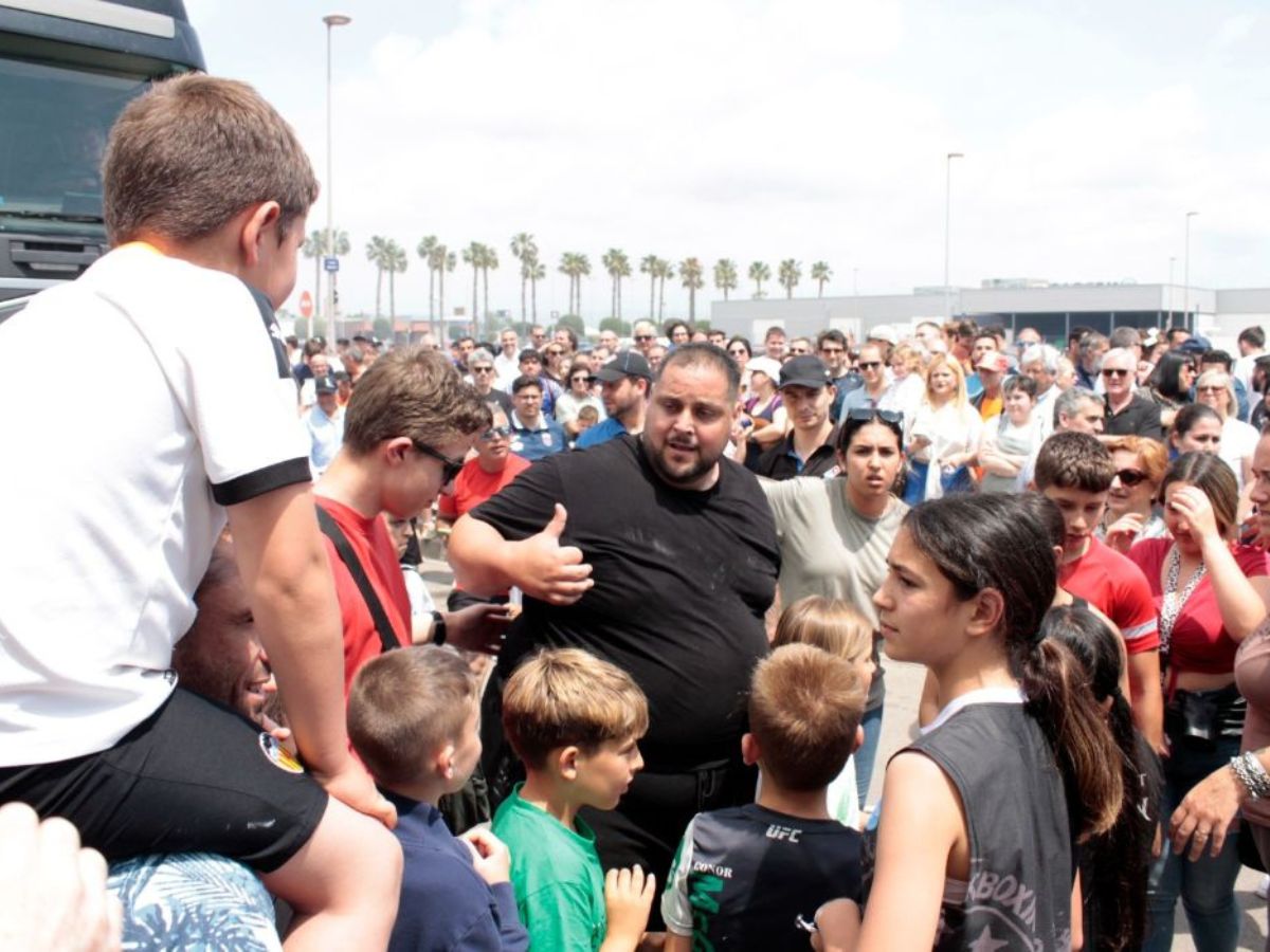 Roberto Perelló consigue batir el récord de fuerza arrastrando dos camiones de cerca de 35 toneladas