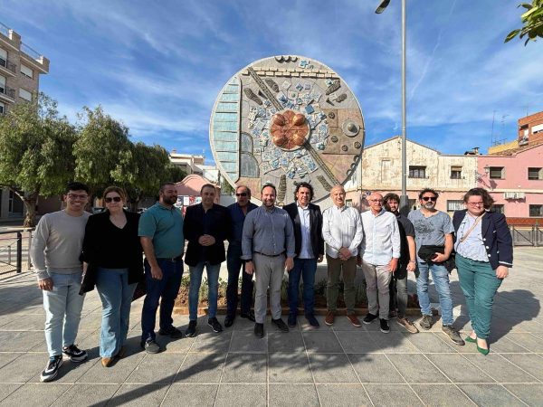 El castellonense Ángel Igual inaugura en Manises su mural cerámico