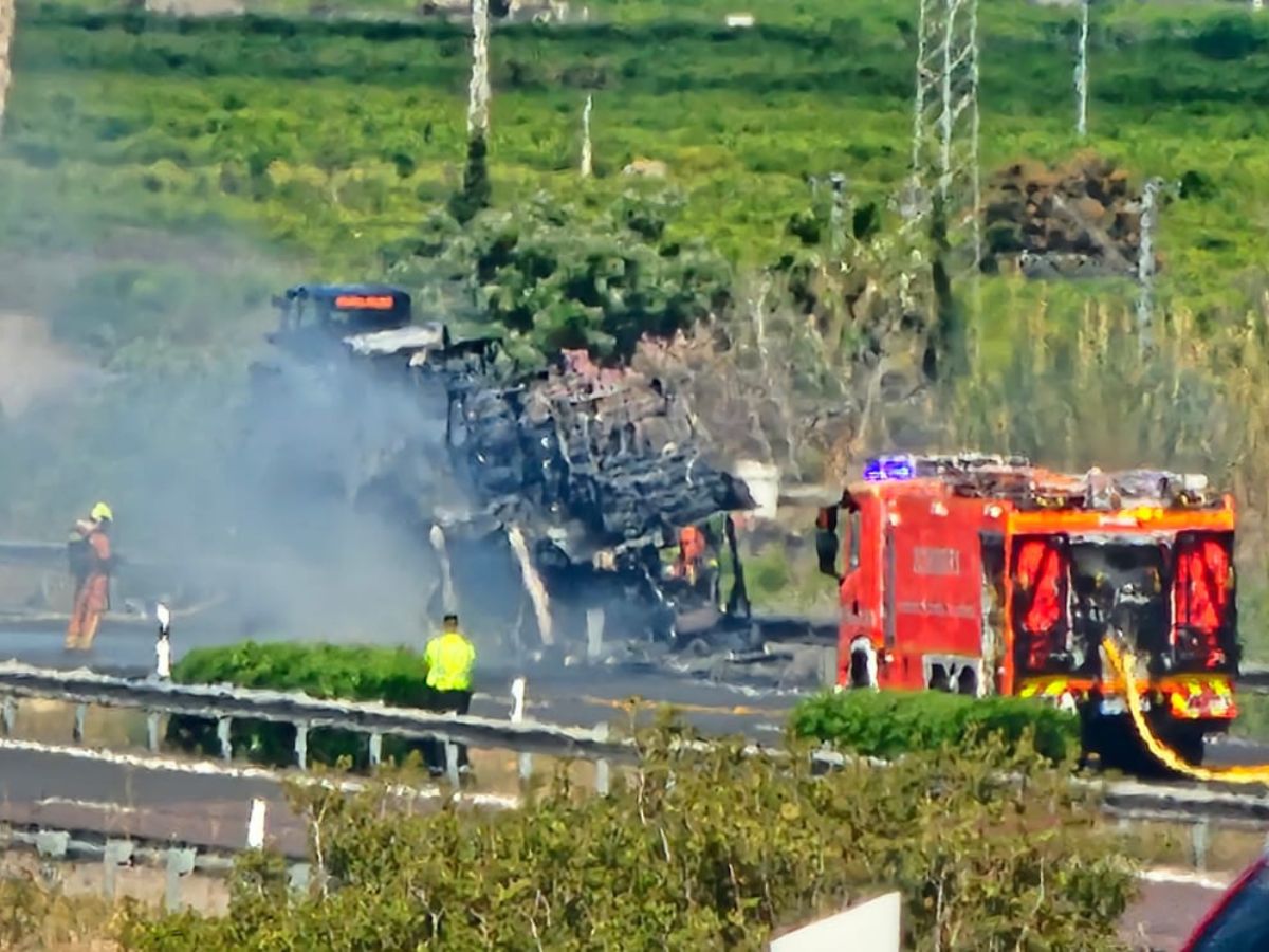 El incendio de un vehículo obliga a cortar la AP-7 en Benicàssim