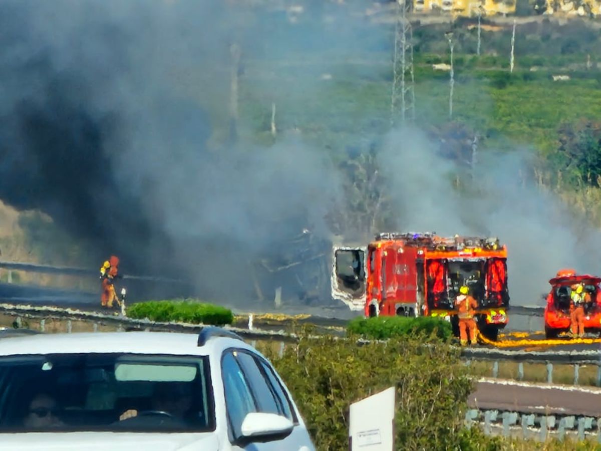 El incendio de un vehículo obliga a cortar la AP-7 en Benicàssim