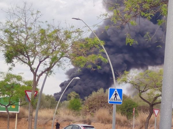 El incendio en Castellón obliga a confinar un colegio