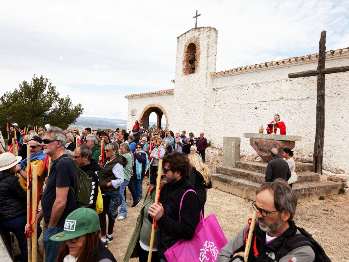 Gran participación en la Romería de la Santa Cruz de Castellnovo