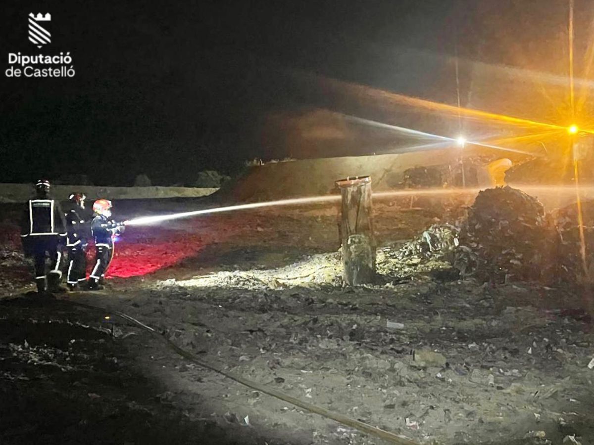 VÍDEO - Para contener las llamas, los bomberos del parque Baix Maestrat han desplegado maquinaria pesada.