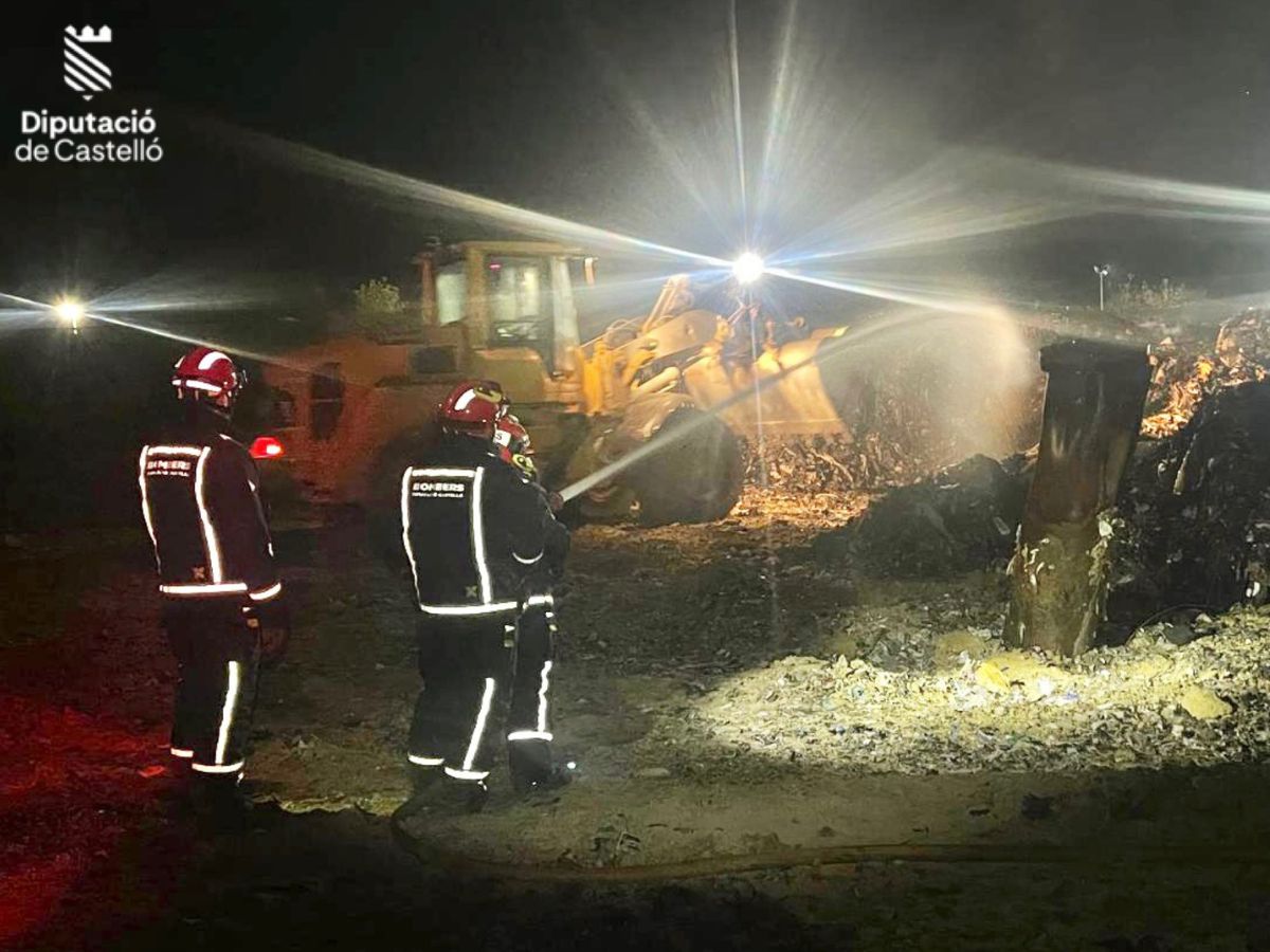 VÍDEO - Para contener las llamas, los bomberos del parque Baix Maestrat han desplegado maquinaria pesada.