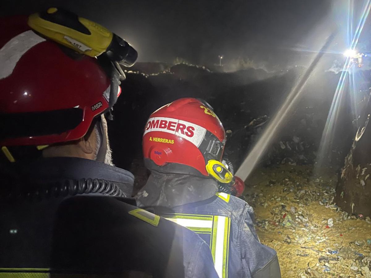 VÍDEO - Para contener las llamas, los bomberos del parque Baix Maestrat han desplegado maquinaria pesada.