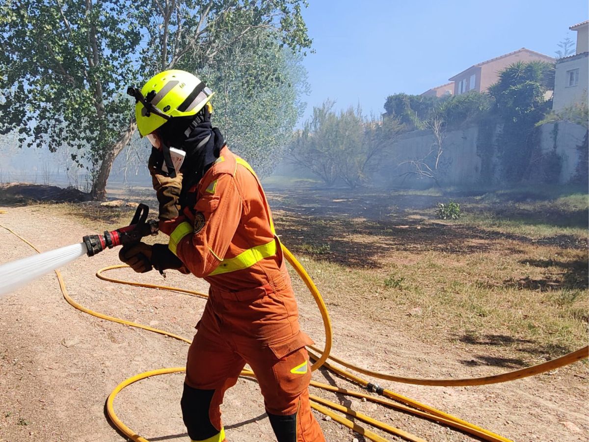 Incendio forestal en Riba-roja obliga a confinar una urbanización