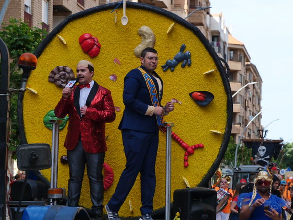 La Cavalcada de Festes llena de alegría y color las calles de Vila-real