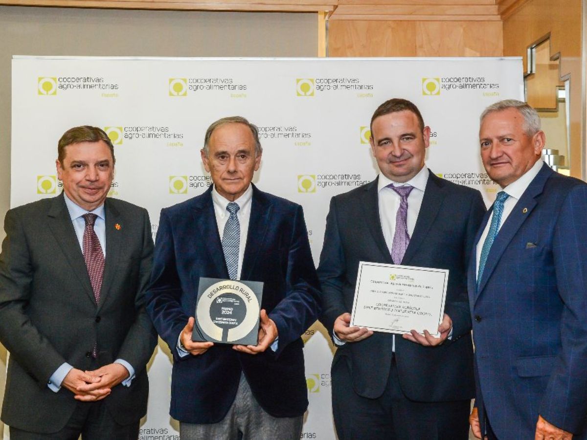 El presidente de la Cooperativa de Atzeneta, Angelino Barberá, ha sido el encargado, junto al director Eladi Roca, de recoger el premio Desarrollo Rural.