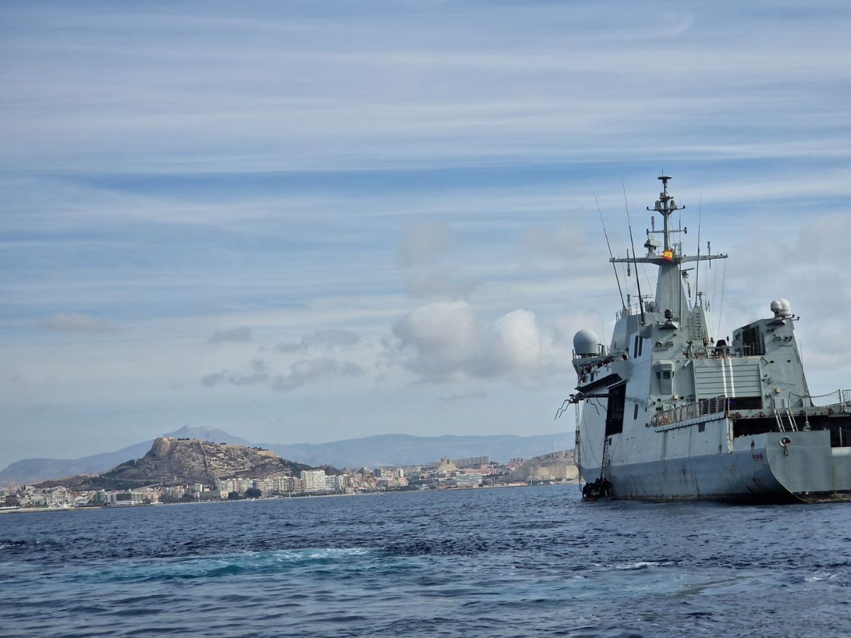 VÍDEO - La UEI de la Guardia Civil realiza un ejercicio de asalto a un buque de la Armada con supuestos terroristas en Alicante.