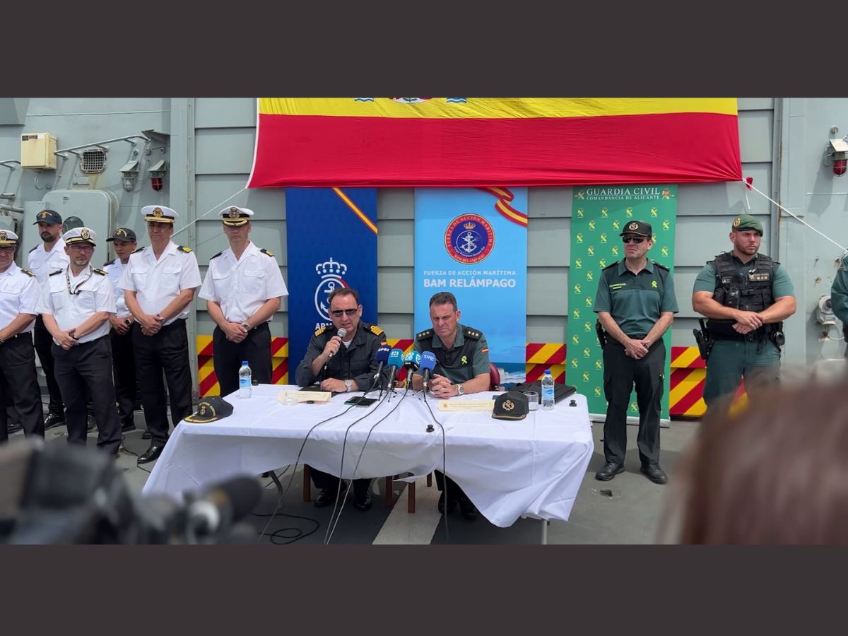 VÍDEO - La UEI de la Guardia Civil realiza un ejercicio de asalto a un buque de la Armada con supuestos terroristas en Alicante.