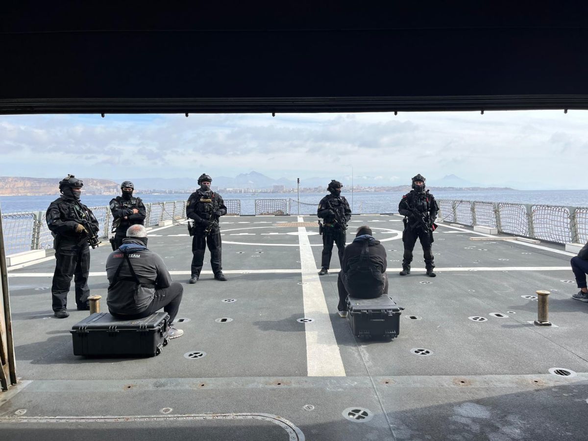 VÍDEO - La UEI de la Guardia Civil realiza un ejercicio de asalto a un buque de la Armada con supuestos terroristas en Alicante.