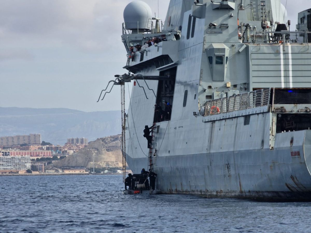 La Guardia Civil ensaya el asalto a un barco con terroristas en Alicante