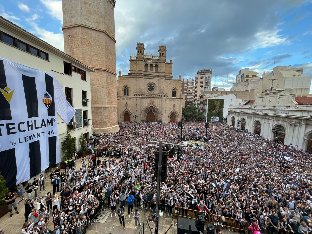 La afición de CD Castellón abarrota al completo la Plaza Mayor