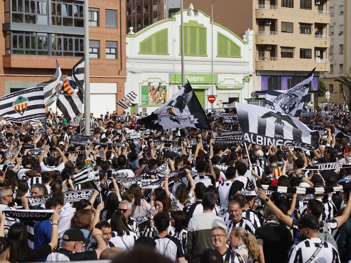 Locura albinegra con la afición del Castellón en la fuente de Castalia