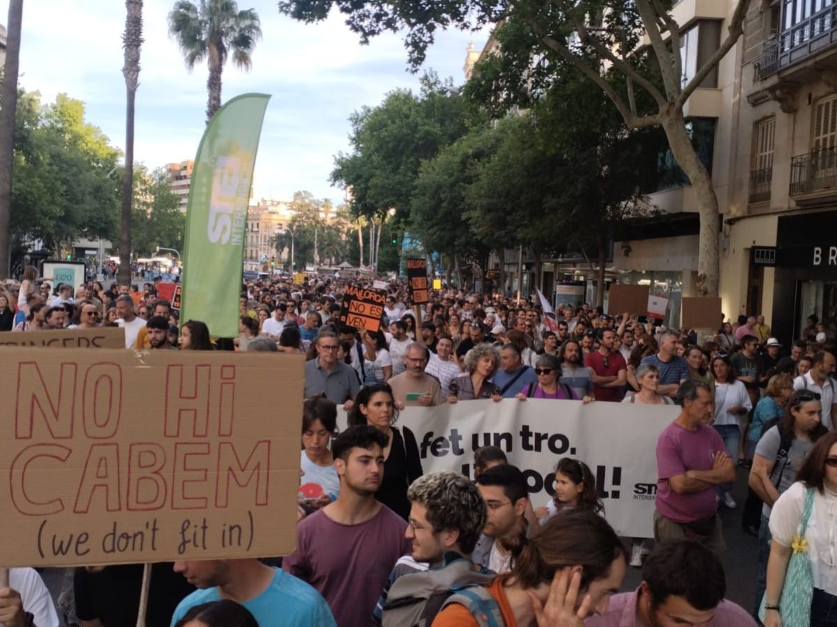 Miles de personas reivindican en Palma una "vivienda digna" frente al "turismo de masas" que las "expulsa" de Mallorca.