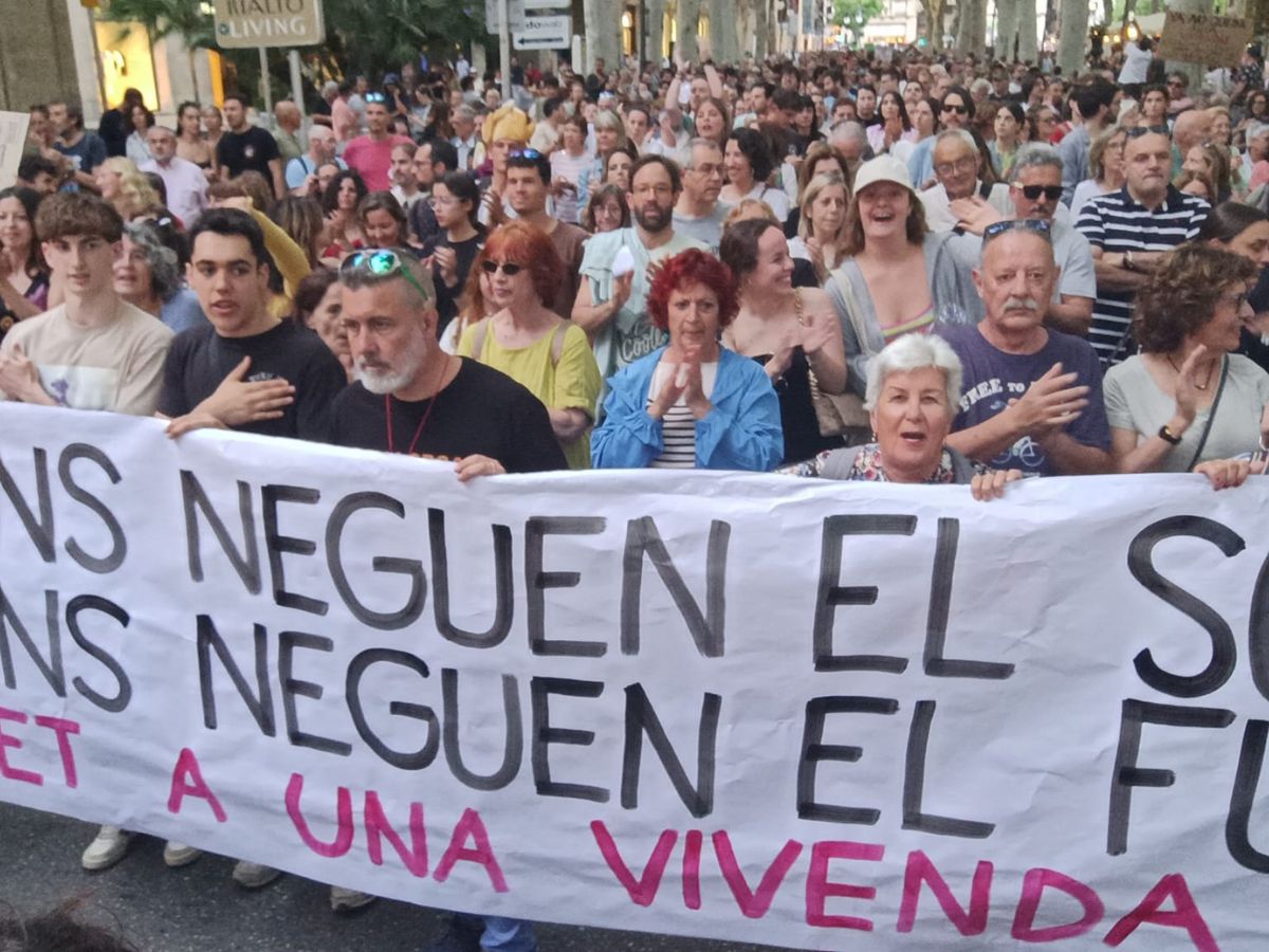 Miles de personas reivindican en Palma una "vivienda digna" frente al "turismo de masas" que las "expulsa" de Mallorca.