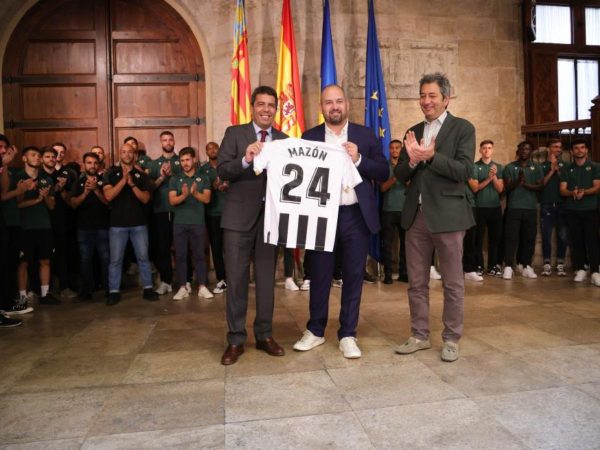 Mazón celebra con el CD Castellón su ascenso a segunda división