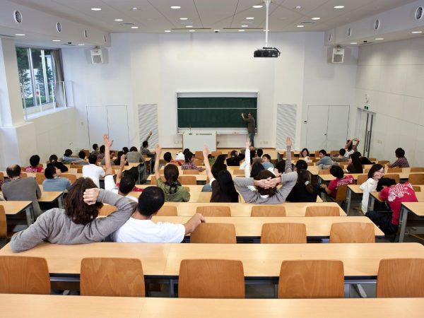 Profesores de la UIB plantean prohibir los móviles en clase