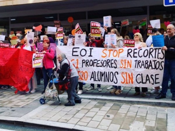 Protestas ante Les Corts contra los recortes en las EOI